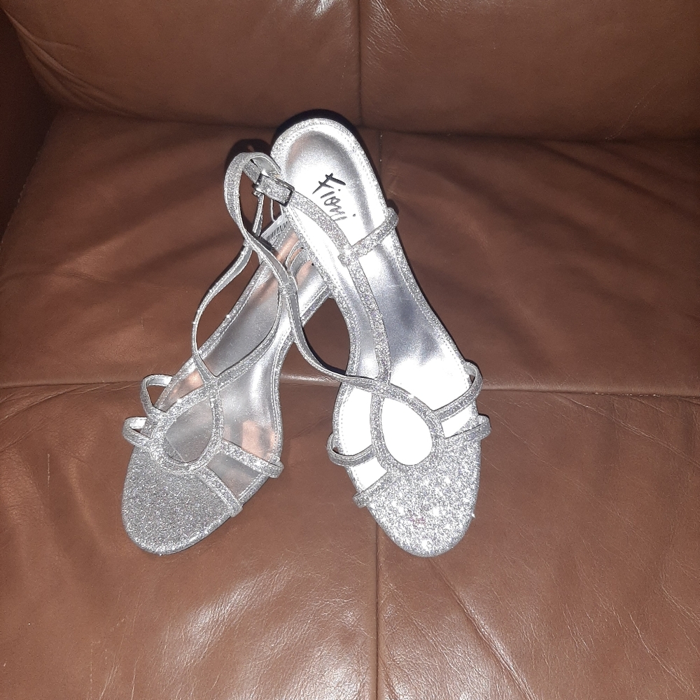 NWT Fioni Night Silver Strappy High Heel